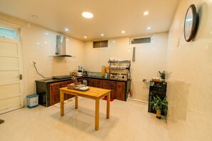 Frigorífico, microondas, placa de cocina y utensilios de cocina