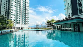 2 piscines extérieures