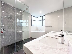 Apartment, 3 Bedrooms | Bathroom