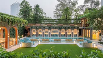 Piscina a l'aire lliure (horari: 07:00-19:00), para-sols i gandules