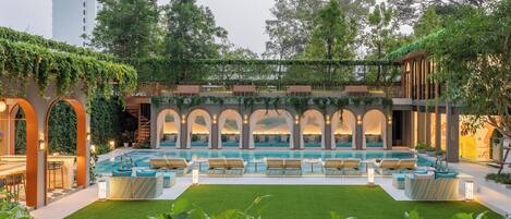 Piscine extérieure, parasols de plage, chaises longues