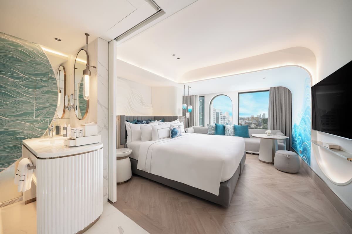 Deluxe Room | 1 bedroom, premium bedding, down comforters, minibar