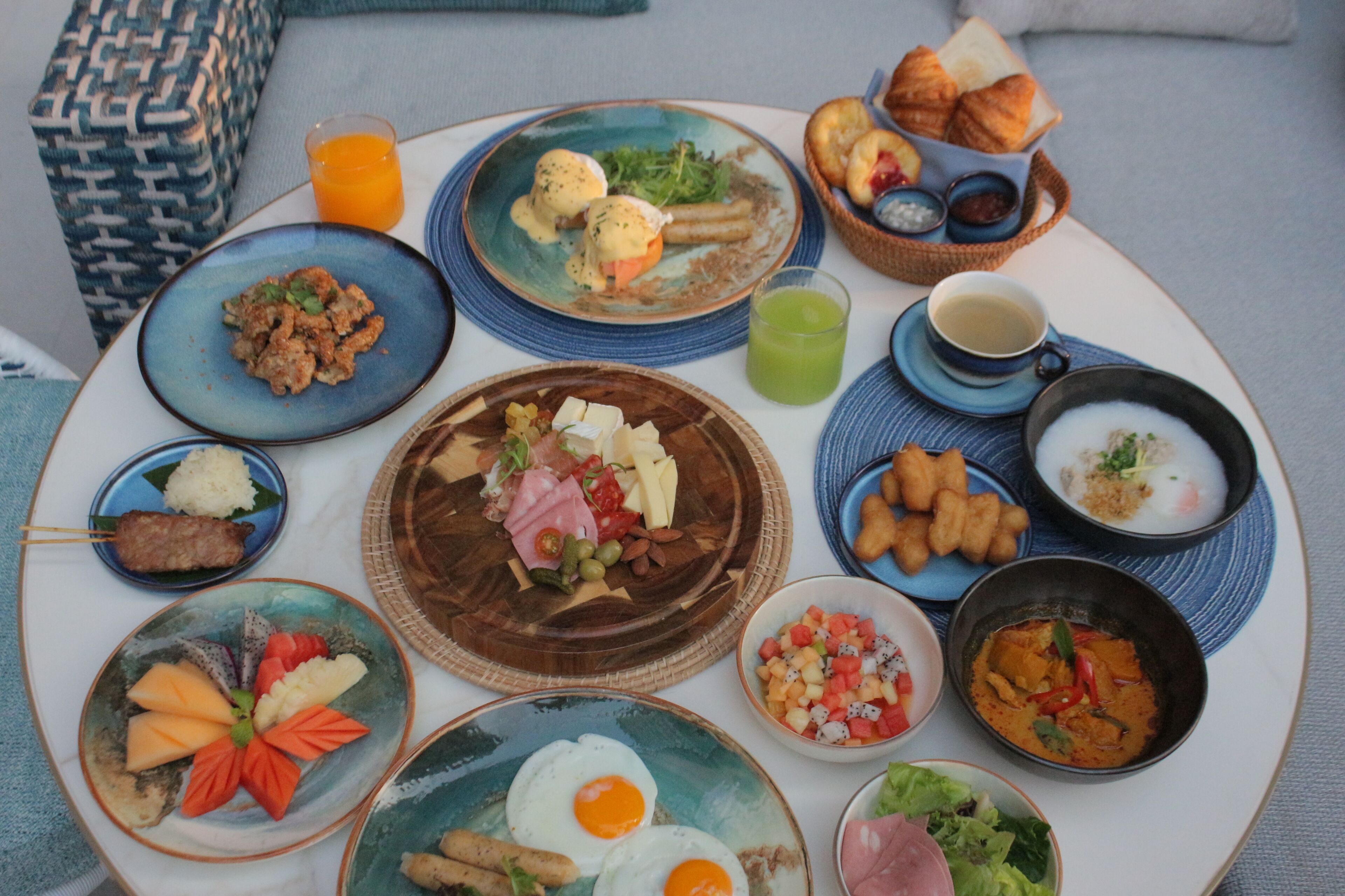 Daily buffet breakfast (THB 800 per person)