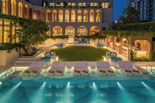 Piscina externa, funciona das 7h às 19h, guarda-sóis, espreguiçadeiras