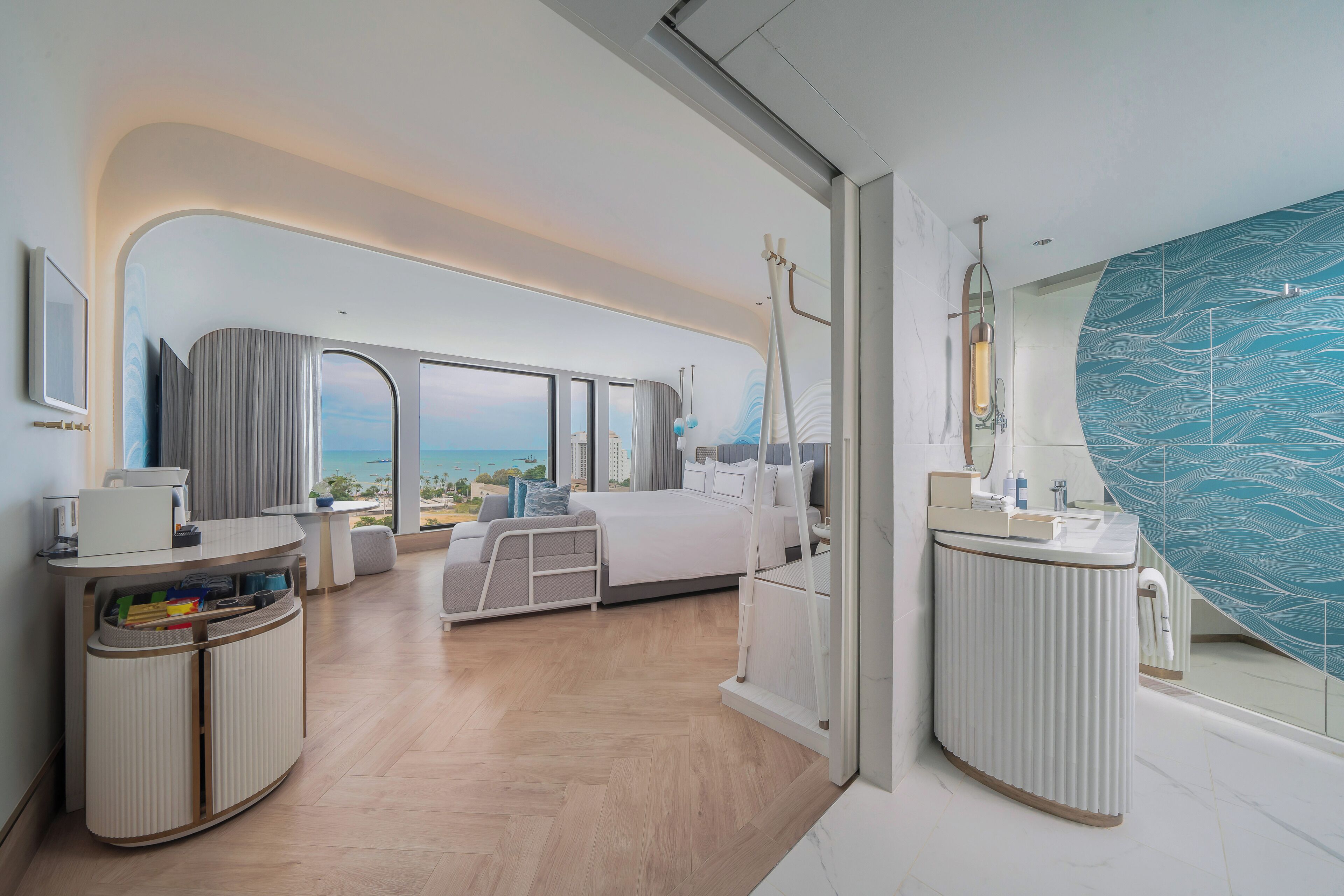 Luxe beddengoed, donzen dekbedden, een minibar, een kluis op de kamer