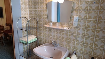 ダブルルーム | バスルーム | シャワー、ヘアドライヤー、タオル、トイレットペーパー