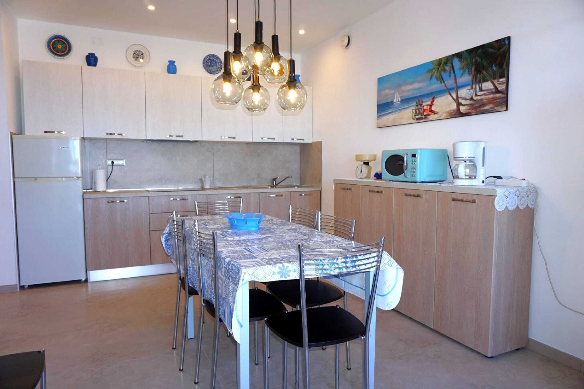 Kühlschrank, Mikrowelle, Herdplatte, Esstisch
