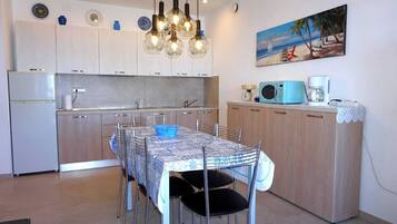 Kühlschrank, Mikrowelle, Herdplatte, Esstisch
