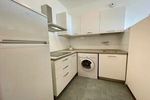 Kjøleskap, mikrobølgeovn, kokeplater og spisebord