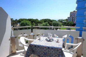 Outdoor dining - Apartment Porto Santa Margherita near Beach (Porto Santa Margherita (VE))