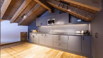 Fridge, microwave, stovetop, dishwasher