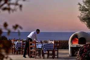 Outdoor dining - Aphrodite hills, Anatoli, 2 bedroooms apt , large terrace, 2 min from the pool (Kouklia)