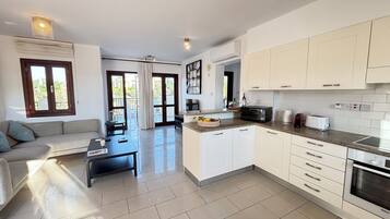 Een koelkast, een microgolfoven, een oven, een kookplaat