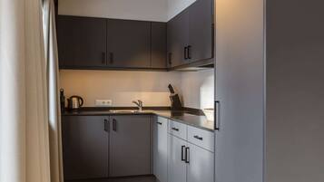 Kühlschrank, Mikrowelle, Herdplatte, Geschirrspüler