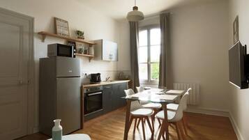 Fridge, microwave, oven, coffee/tea maker