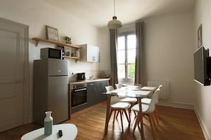 Kjøleskap, mikrobølgeovn, ovn og kaffetrakter/tekoker
