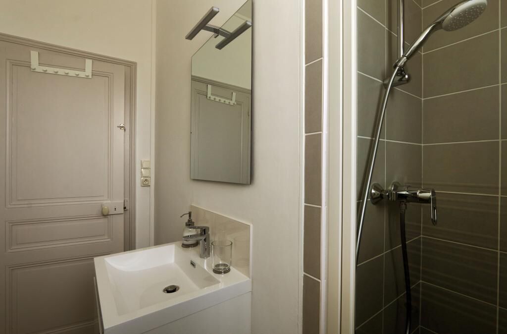 Regadera y secadora de cabello 