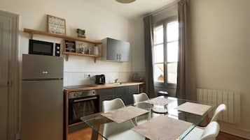 Frigorífico, microondas, horno y cafetera o tetera