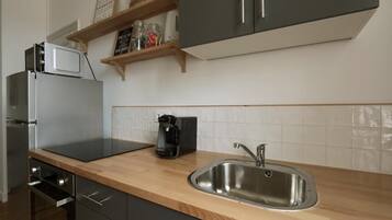 Frigorífico, microondas, horno y cafetera o tetera