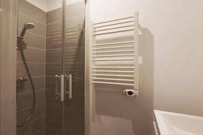 Douche, sèche-cheveux