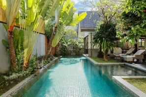 Hồ bơi ngoài trời 