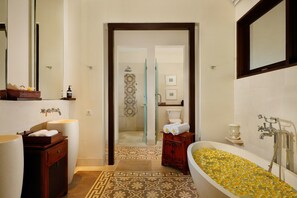 Villa, 3 habitaciones, alberca privada, vista al jardín | Baño | Amenidades de baño gratuitas, batas, pantuflas, toallas 