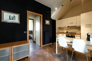 Fridge, oven, stovetop, coffee/tea maker