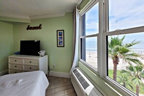 1 bedroom, iron/ironing board, free WiFi - Ocean View Studio | Couples Getaway | Sleeps 2 | Free Daily Activities (Daytona Beach Shores)