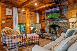 Smart TV, fireplace, books - Free Dollywood Tix/Pool/Secluded/DogFriendly (Pigeon Forge)