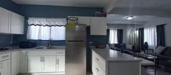 Modern 3BR/3BA Prime location for families or groups.  5mins to Beach & Shopping
