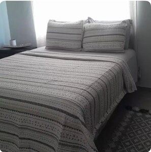 3 habitaciones, tabla de planchar con plancha, wifi y ropa de cama 