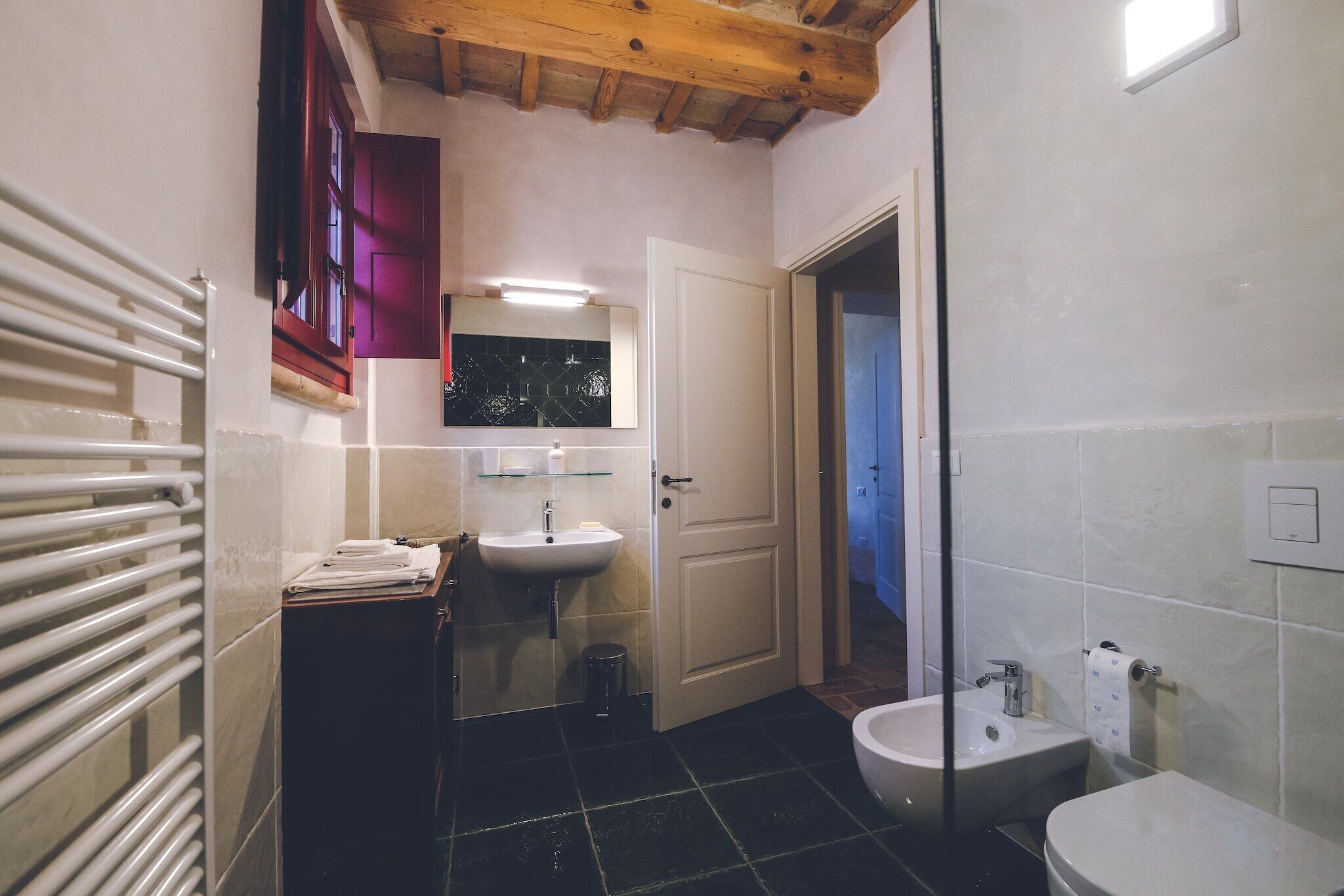 Une petite salle de bain avec un lavabo, des toilettes et un miroir.