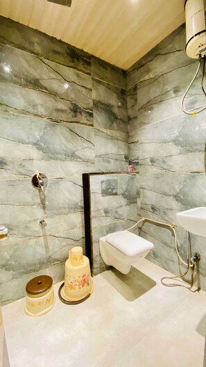 Deluxe Quadruple Room, City View | Bathroom - Hotel Panchavati Palace (Khandwa)