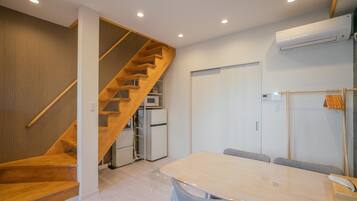 Comfort Cabin, Balcony | In-room dining