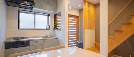 Cabaña Confort, balcón | Cocina privada | Refrigerador, microondas, parrilla de estufa y tetera eléctrica