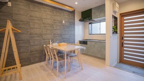 Una cocina moderna con comedor, mesa de madera y sillas.