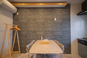 Comfort-Ferienhütte, Balkon | Essbereich im Zimmer