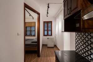 Kamar Ekonomi, ensuite | Dapur pribadi | Lemari es kecil, microwave, kompor, dan ketel listrik
