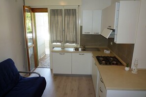 Fridge, microwave, stovetop, coffee/tea maker - Bright holiday house in the town center (Bibione)