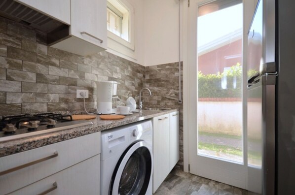 Réfrigérateur, micro-ondes, plaque de cuisson, cafetière/bouilloire