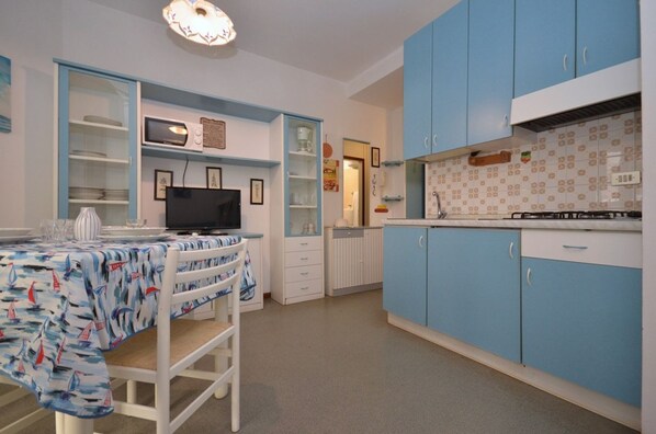 Fridge, microwave, stovetop, coffee/tea maker - Modern functional studio with balcony in Lignano (Lignano Sabbiadoro)