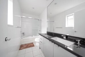 Een haardroger, handdoeken, toiletpapier