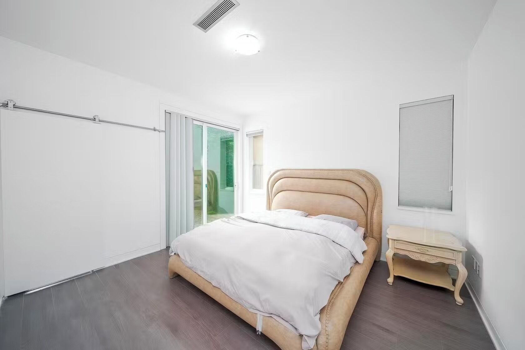 6 bedrooms, desk, WiFi (free)