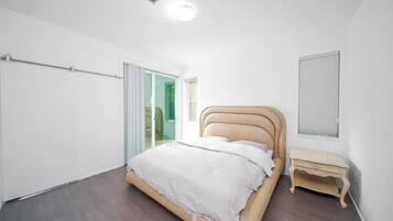 6 bedrooms, desk, WiFi (free)