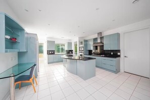 Frigorífic, microones, forn i placa de cuina 