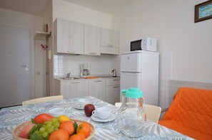 Réfrigérateur, plaque de cuisson, cafetière/bouilloire