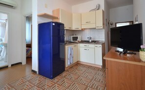 Jääkaappi, mikroaaltouuni, liesi, keittoastiat/astiat/ruokailuvälineet
