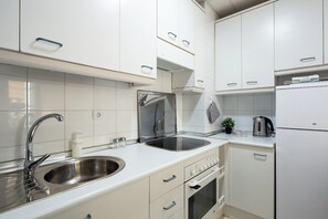 Kühlschrank, Mikrowelle, Ofen, Herdplatte