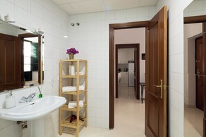 Suihku, hiustenkuivaaja, pyyhkeet, vessapaperi