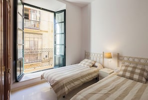 1 habitación, tabla de planchar con plancha, wifi gratis y ropa de cama
